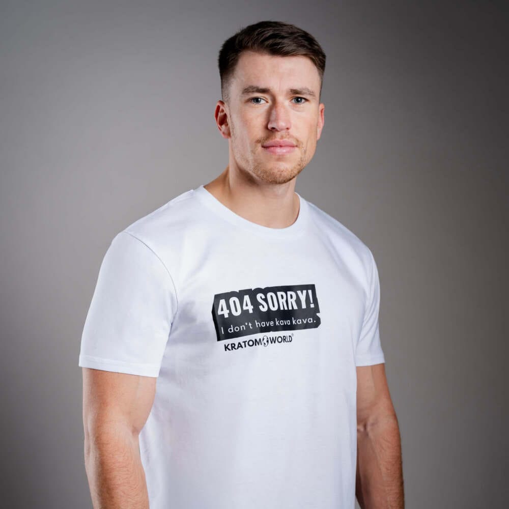 Kratom World férfi póló „sorry I don’t have kava kava” motívummal – eredeti merch kratomkedvelők és a Kratom World márka rajongói számára, stílusos streetwear design hangsúlyos nyomattal, kényelmes póló mindennapi viseletre, ideális városba, eseményekre vagy gyűjtői darabként a kratom közösség számára, logó részlet