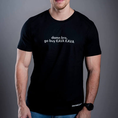 Kratom World férfi póló „damn bro, go buy KAVA KAVA” motívummal – eredeti merch kratomkedvelők és a Kratom World márka rajongói számára, stílusos streetwear design hangsúlyos nyomattal, kényelmes póló mindennapi viseletre, ideális városba, eseményekre vagy gyűjtői darabként a kratom közösség számára-black
