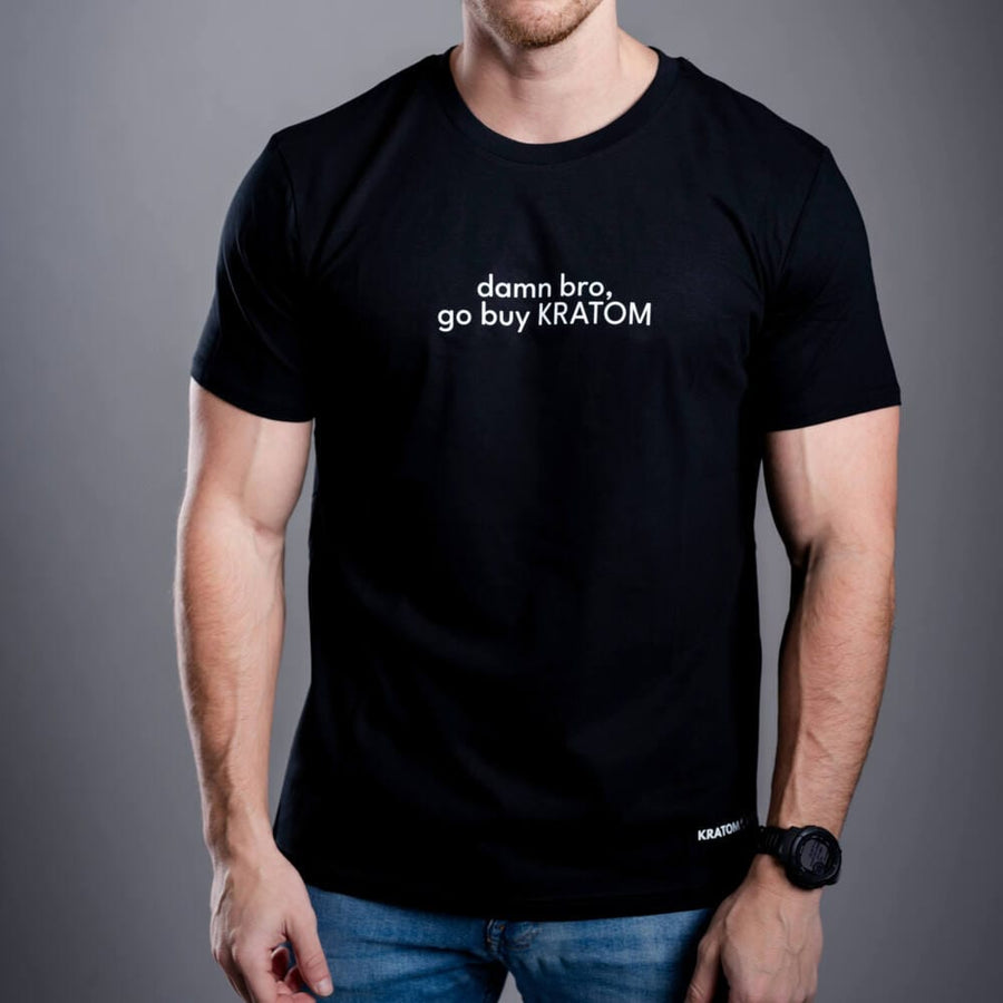 Kratom World férfi póló „damn bro, go buy KRATOM” motívummal – eredeti merch kratomkedvelők és a Kratom World márka rajongói számára, stílusos streetwear design hangsúlyos nyomattal, kényelmes póló mindennapi viseletre, ideális városba, eseményekre vagy gyűjtői darabként a kratom közösség számára-black