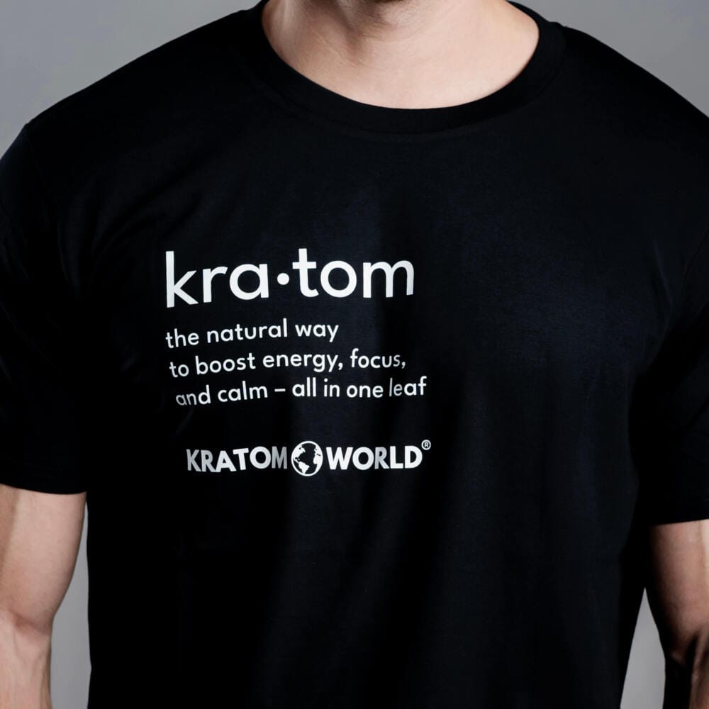 Férfi Kratom World póló „Kratom – The Natural Way.” motívummal – eredeti merch kratomkedvelők és a Kratom World márka rajongói számára, stílusos streetwear design hangsúlyos nyomattal, kényelmes póló mindennapi viseletre, ideális városba, eseményekre vagy gyűjtői darabként a kratom közösség számára, közelkép-black