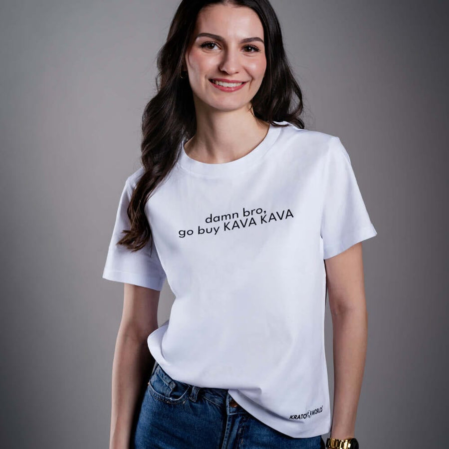 Kratom World női póló „damn bro, go buy KAVA KAVA” motívummal – eredeti merch kratomkedvelők és a Kratom World márka rajongói számára, stílusos streetwear design hangsúlyos nyomattal, kényelmes póló mindennapi viseletre, ideális városba, eseményekre vagy gyűjtői darabként a kratom közösség számára