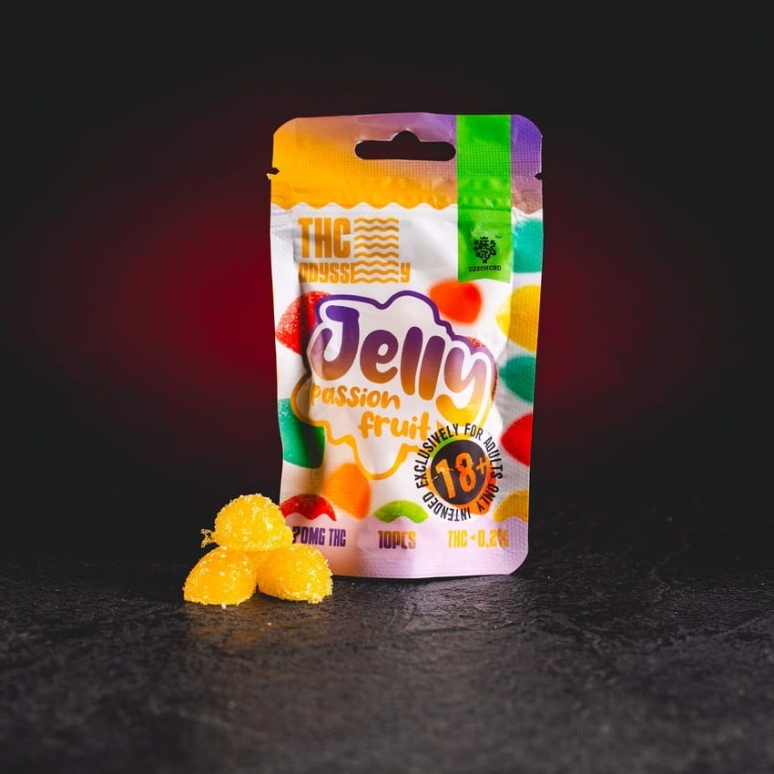 Prémium gyümölcszselé TH Odyssey Jelly 70mg a Kratom Világtól – gyűjtői termék, amely 10 darab zselét tartalmaz, mindegyik 7 mg TH kannabinoiddal, összesen 70 mg a csomagban. Kiváló minőségű alapanyagokból készült, lágy textúrával, egyszerű adagolással, és megfelel az Európai Unió előírásainak 0,2%-os határérték alatt, biztonságos és legális gyűjtői darabként, amelyet relaxáló, harmonizáló és stresszoldó hatásai miatt értékelnek.