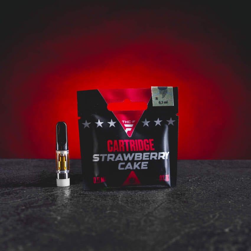 THF Cartridge Strawberry Cake prémium THF formulával, édes eperíz és krémes alap kombinációjával, könnyed és pozitív gyűjtői profillal, sima slukkolással és kiegyensúlyozott, desszertszerű ízélménnyel.